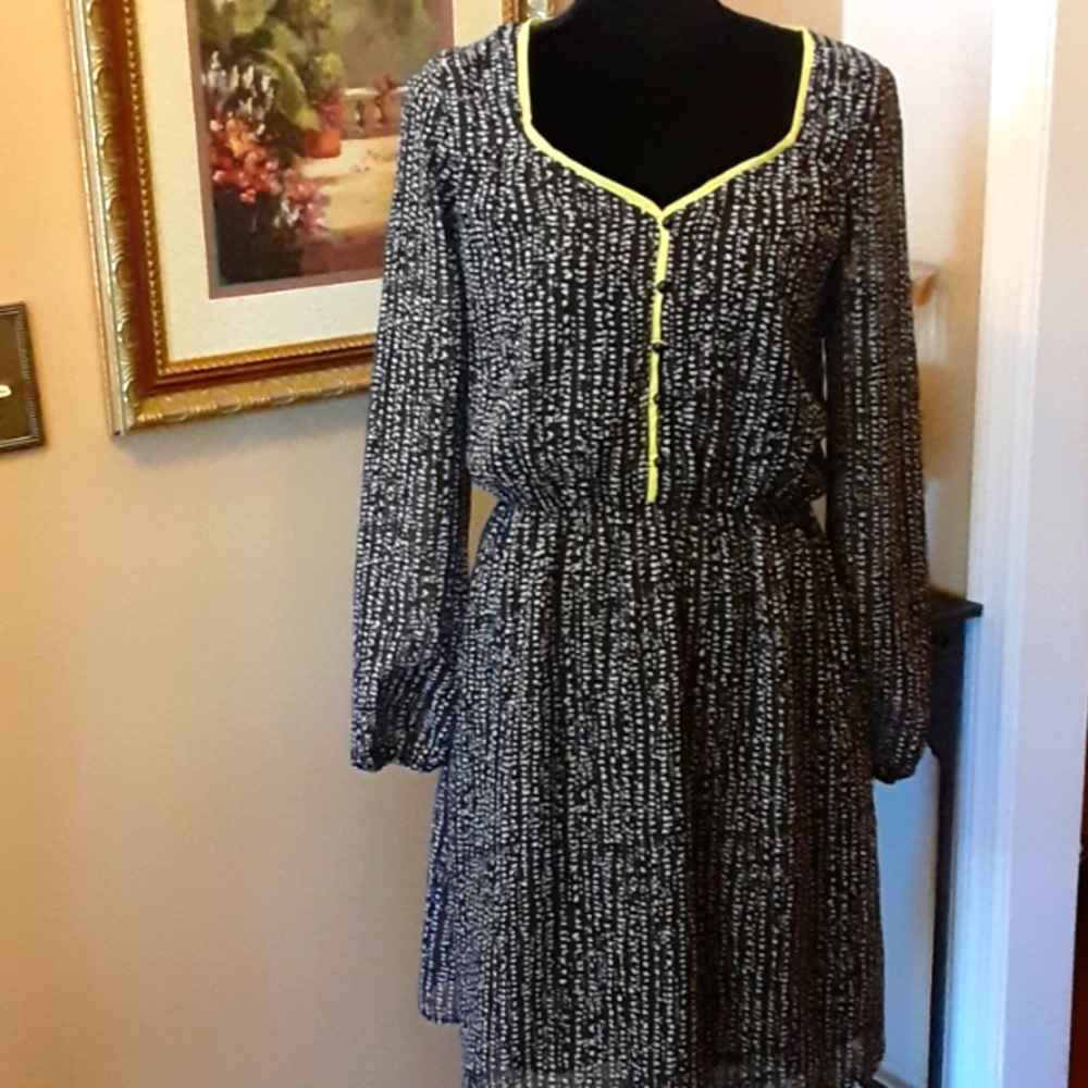 Maurices black white print dress neon yellow trim elastic waist long slv…Medium